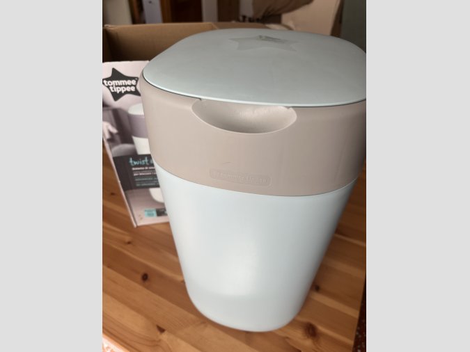 Es ven contenidor de bolquers Tommee Tippee color turquesa