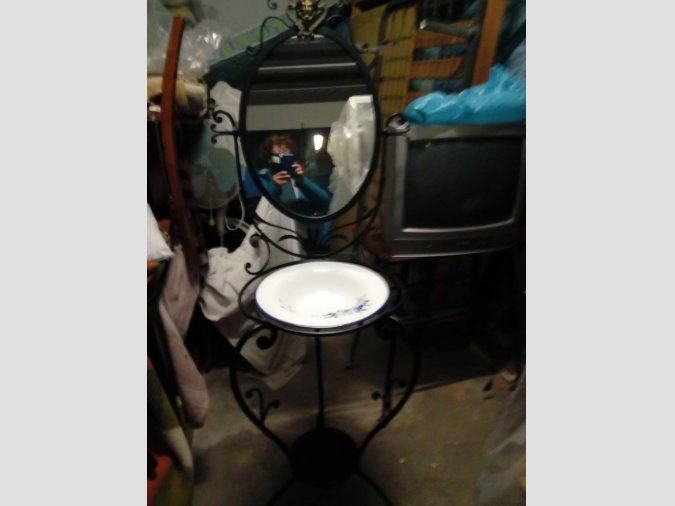 Lavabo estil antic de ferro forjat de color negre amb ribella i mirall