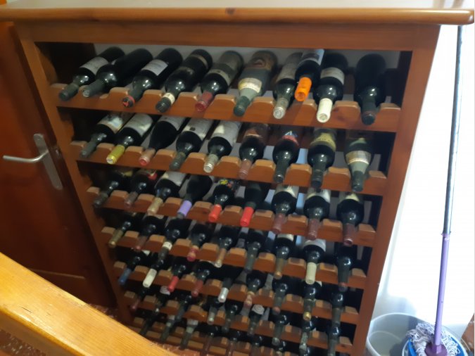 Botellero con botellas