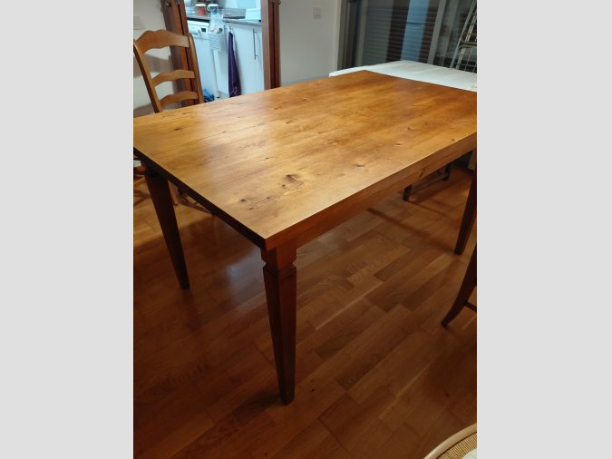 Es ven taula de menjador, de fusta de pi massissa, 140x80cm