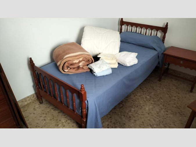 Cama 90 cm + mesita + ropa cama